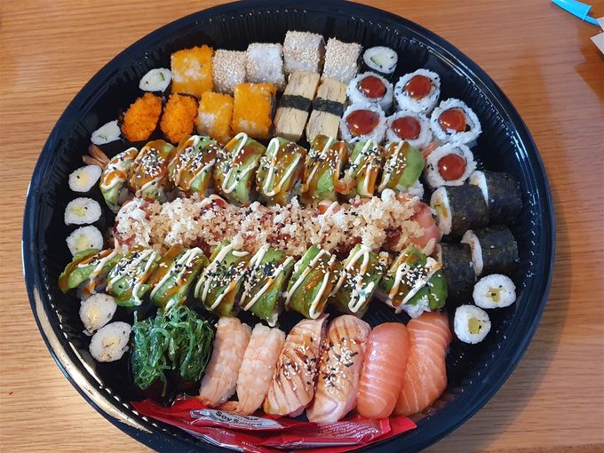 Familie Pakket Extra €55,00  1.16 stuks Ebi Drogon roll  2. 8 stuks Zalm crispy  3. 6 stuks Maki  sushi ebi  4. 3 stuks Maki futo  5. 3 stuks Maki Zalm avocade  6.4 stuks Maki Californie 7. 2 stuks Gunkan Masago orang  8. 2 stuks Gunkan wakame  9.2 stuks Nigiri vers Zalm  10. 2 stuks Nigiri Zalm grill  11. 2 stuks Nigiri Ebi  12. 2 stuks Nigiri zoet eieren gebakken 13. 2 stuks Maki komkommer 14. 2 stuks Maki avocado.