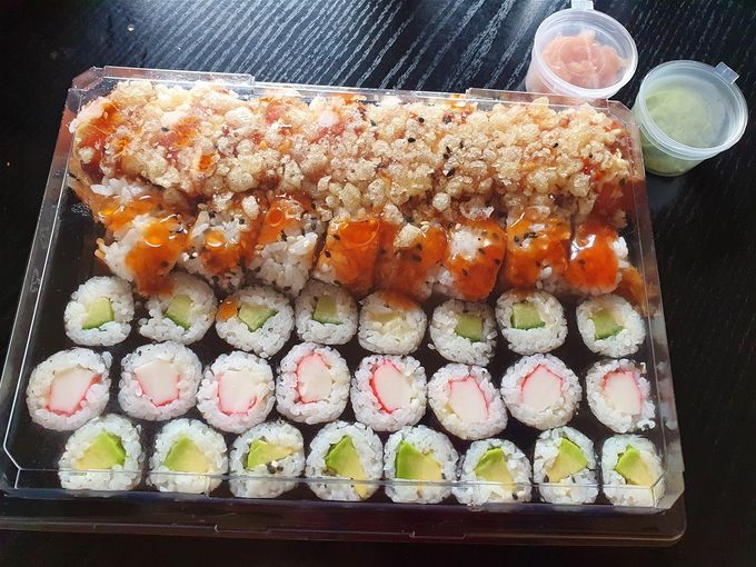 Zomer pakket voor €17. 8 stuks maki zalm crispy. 8 stuks maki sushi ebi. 8 stuks maki komkommer.  8 stuks maki krab stick. 8 stuks maki avocado.