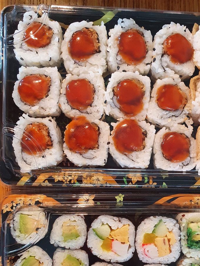 Vegetarisch pakket €24,20  6 stuks maki veggie,  4 stuks maki avocado,  4 stuks maki komkommer,  6 stuks maki futo,  12 stuks maki sushi Ebi, en 6 stuk nigiri inari(tofu)..